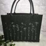 Filztasche handmade bestickt - Blumenwörter